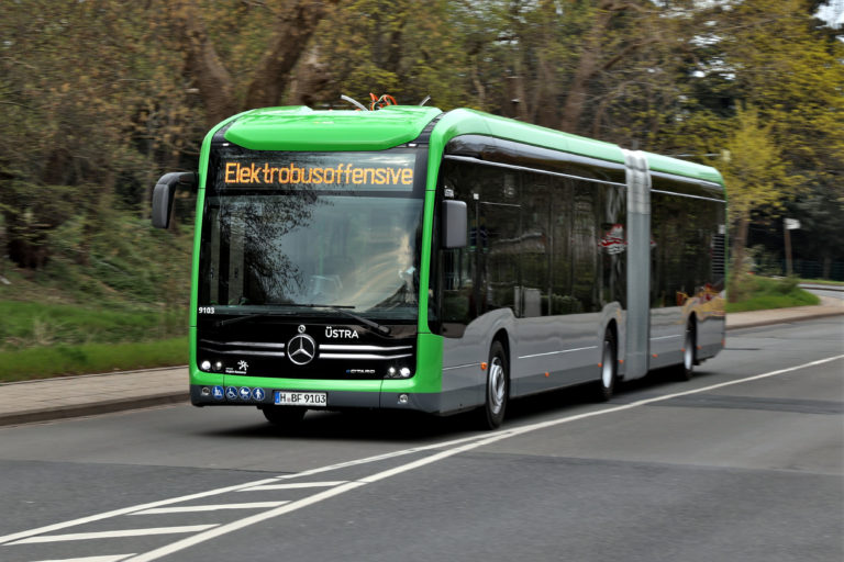 Primeiros ônibus elétricos eCitaro articulados da Mercedes-Benz são entregues pela Daimler