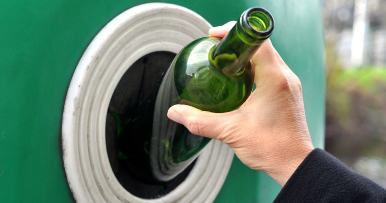 Parceria recicla 54 toneladas de garrafas de vidro 