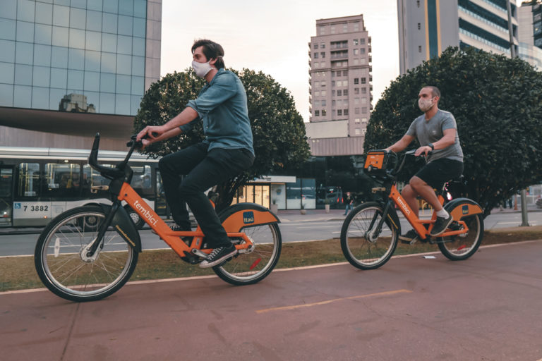 Iniciativa, com apoio do Itaú Unibanco e das prefeituras, é lançada para uso de bikes nos drive-thrus e no deslocamento aos postos de vacinação