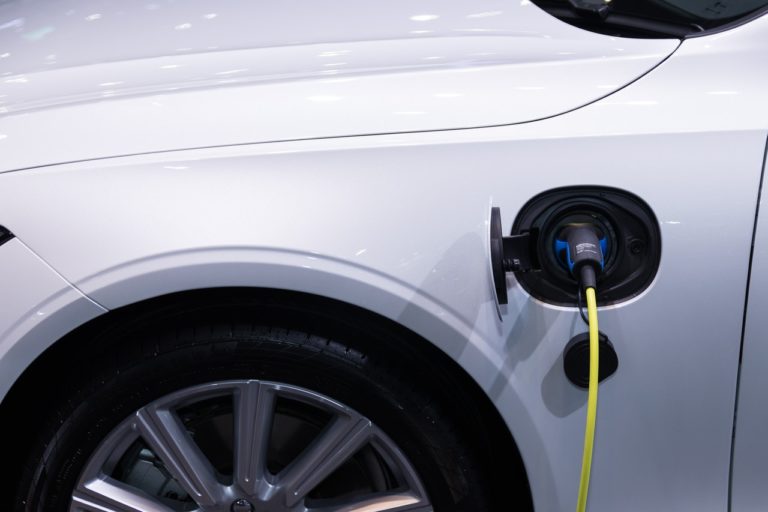 Locadora de carros acelera frota elétrica e terá pontos de recarga públicos até 2027