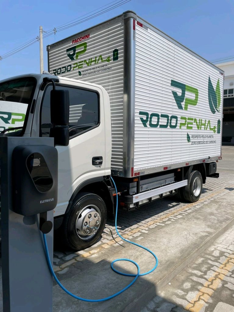 Queda do ICMS para carros elétricos vai reduzir o custo de empresas que utilizam frotas de caminhões e utilitários 