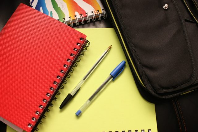 Ação "Reinvente o Início de Ano" arrecada doações para compra de material escolar para crianças em vulnerabilidade