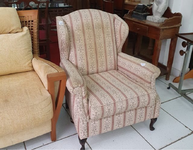 Instituição firma parceria com empresa de reforma de móveis estofados para fazer upcycling dos móveis recebidos