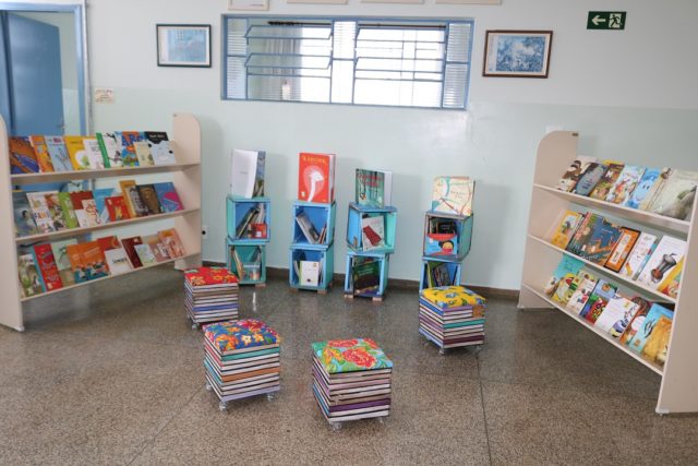 Ação social sustentável transforma livros institucionais em móveis para doação